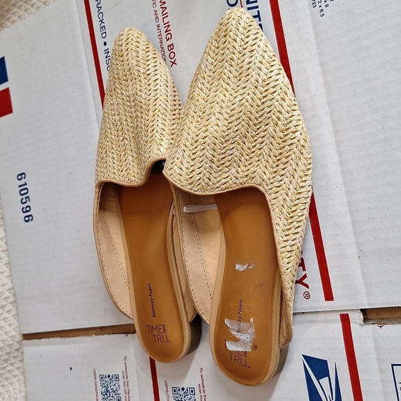 TIME AND TRU SIZE 6.5 SLIP ON SANDLES - Picture 2 of 7
